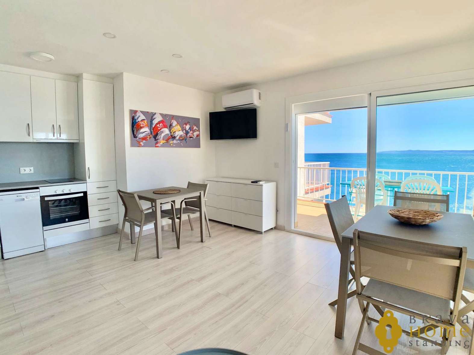Magnífico apartamento en primera línea de mar en venta en Rosas