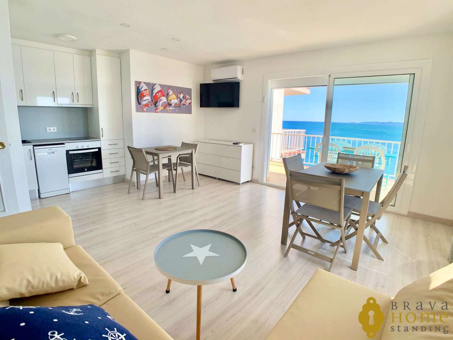 Magnífico apartamento en primera línea de mar en venta en Rosas