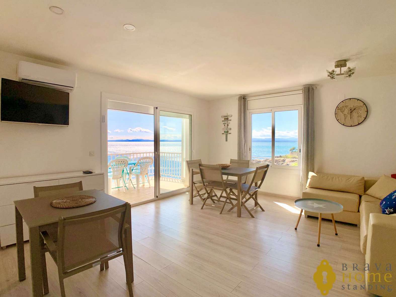 Magnífico apartamento en primera línea de mar en venta en Rosas