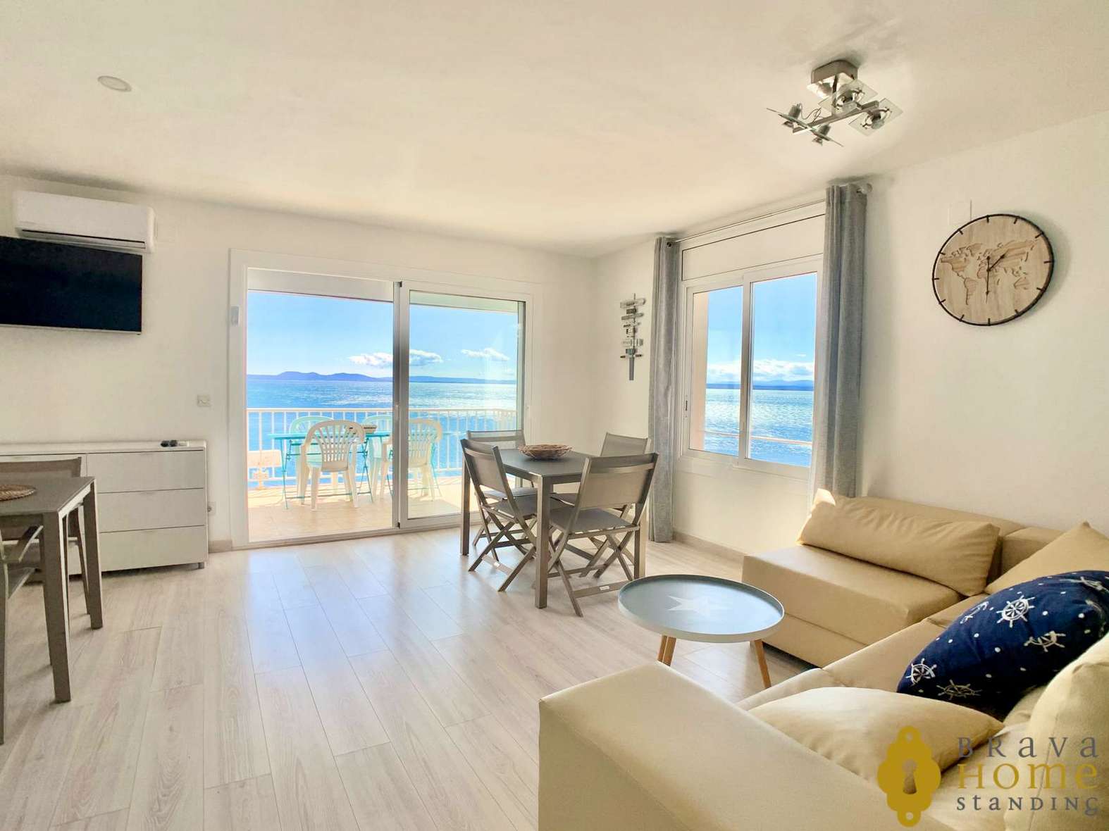 Magnífico apartamento en primera línea de mar en venta en Rosas