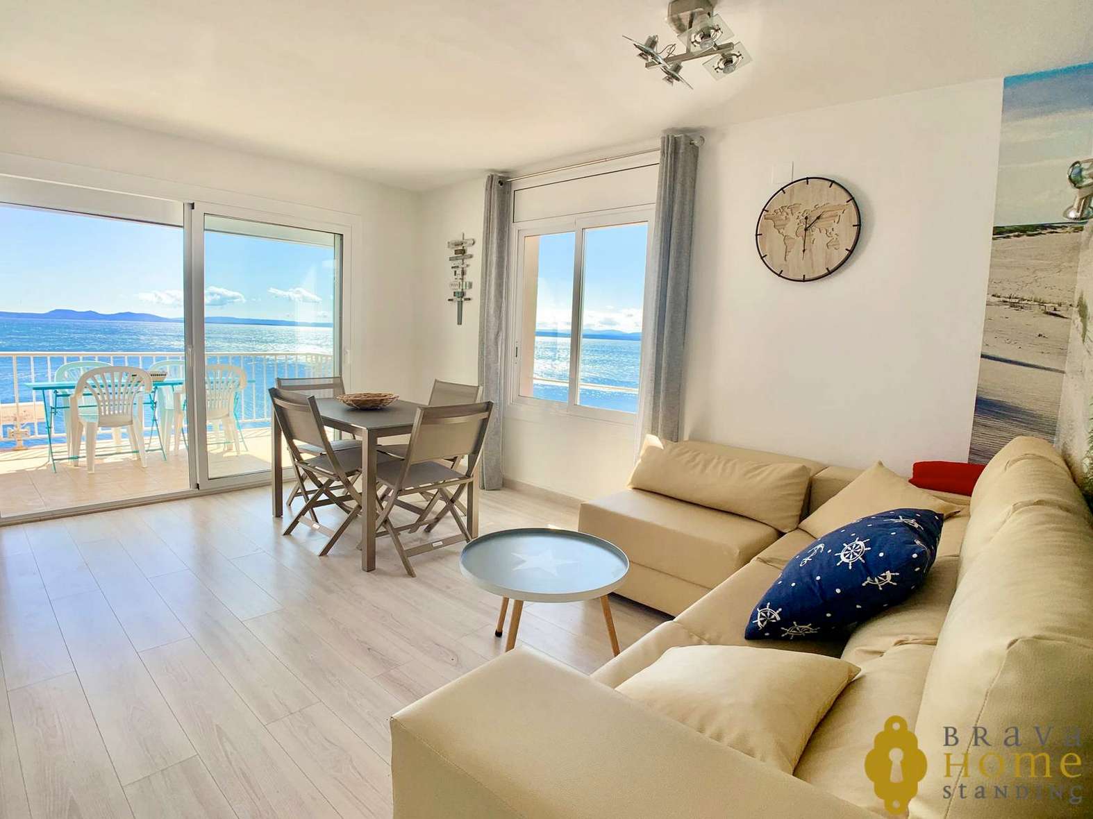 Magnífico apartamento en primera línea de mar en venta en Rosas