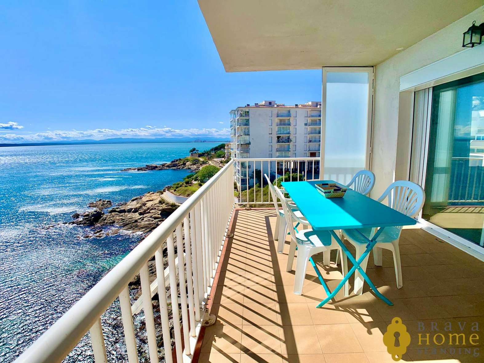 Magnífico apartamento en primera línea de mar en venta en Rosas
