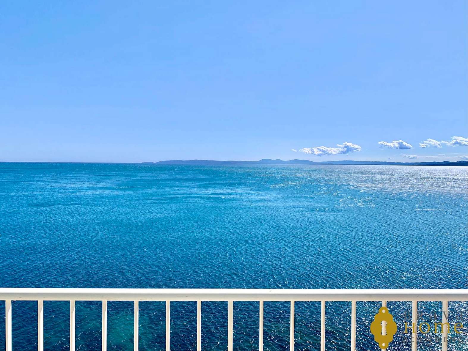 Magnífico apartamento en primera línea de mar en venta en Rosas