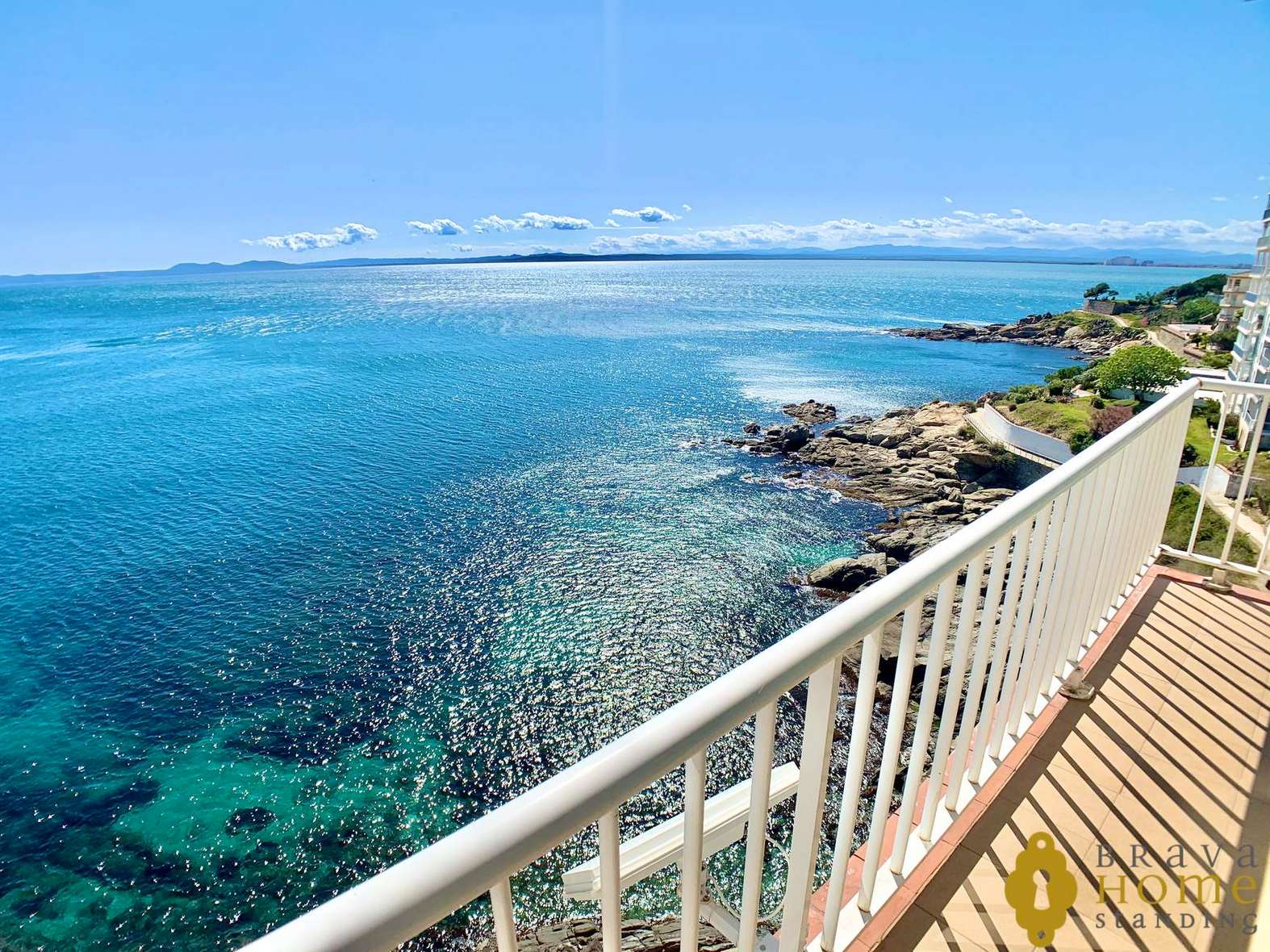 Magnífico apartamento en primera línea de mar en venta en Rosas
