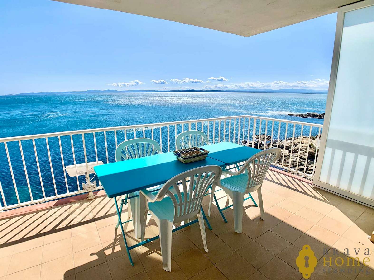 Magnífico apartamento en primera línea de mar en venta en Rosas