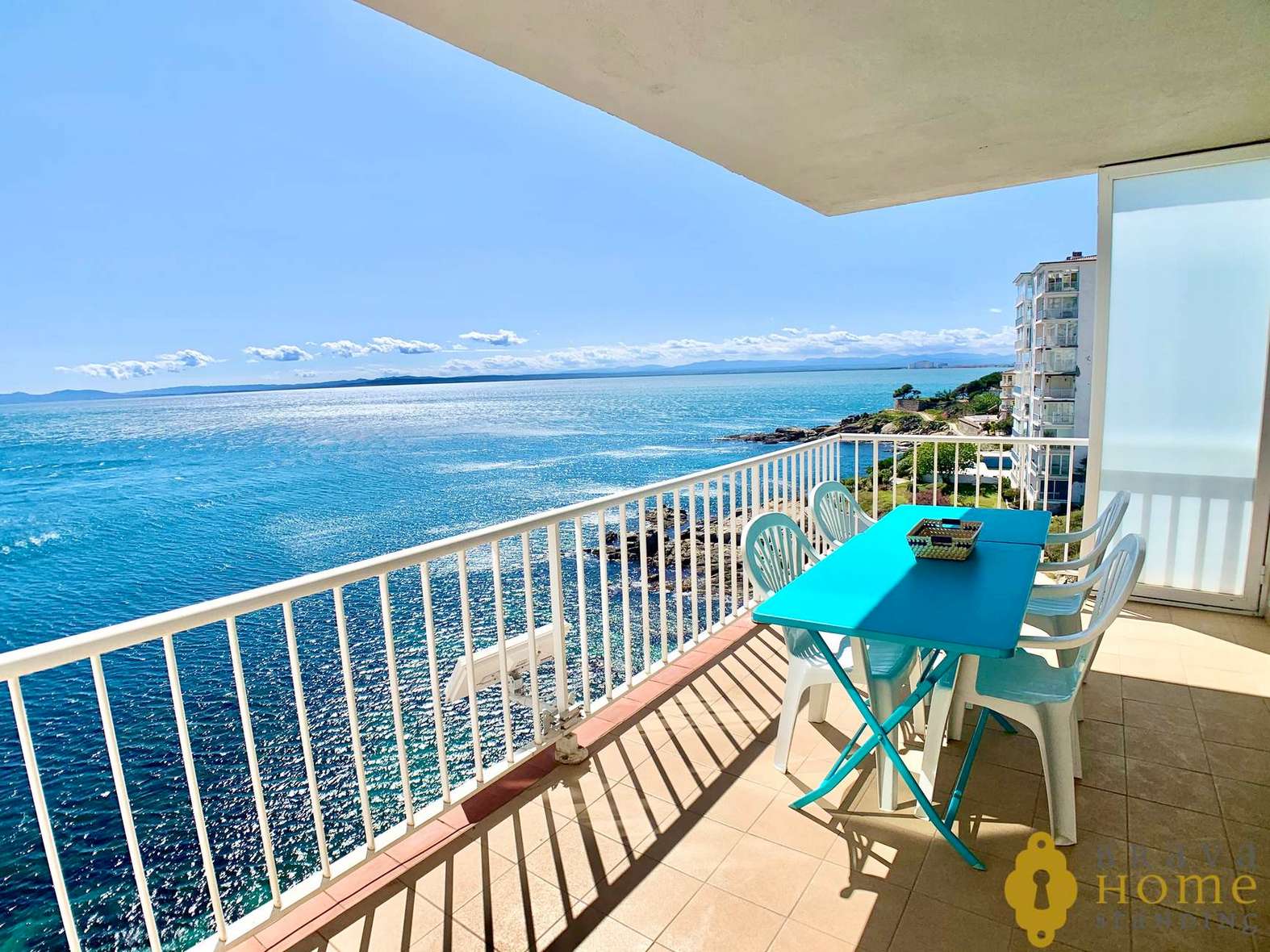 Magnífico apartamento en primera línea de mar en venta en Rosas