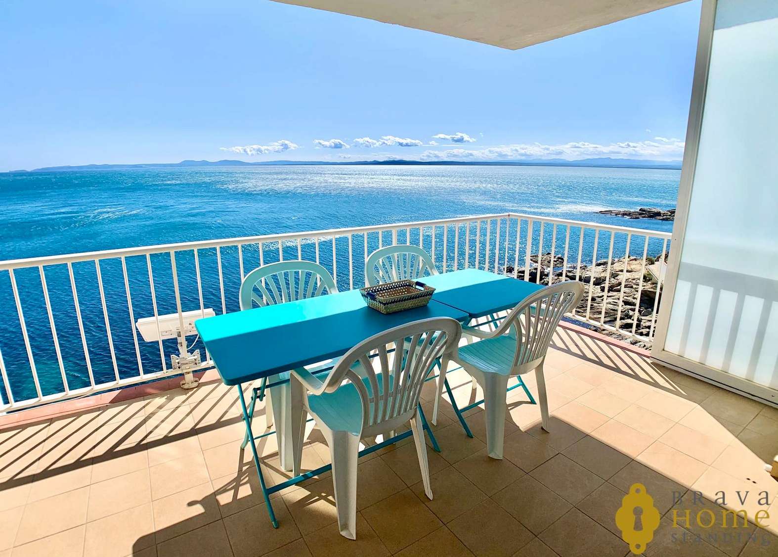 Magnífico apartamento en primera línea de mar en venta en Rosas