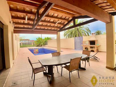 Preciosa casa amb piscina i apartament independent, en venda a Empuriabrava