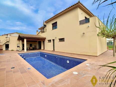 Preciosa casa con piscina y apartamento independiente, en venta en Empuriabrava