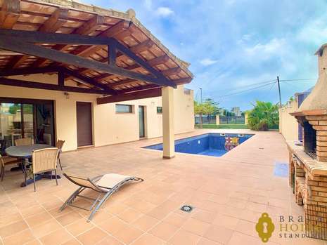 Beautiful house with pool and independent apartment, for sale in Empuriabrava