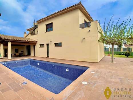 Preciosa casa con piscina y apartamento independiente, en venta en Empuriabrava