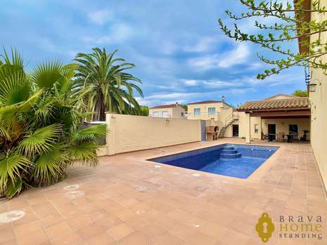 Beautiful house with pool and independent apartment, for sale in Empuriabrava