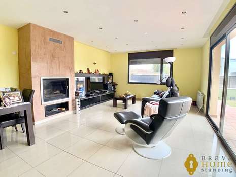 Beautiful house with pool and independent apartment, for sale in Empuriabrava