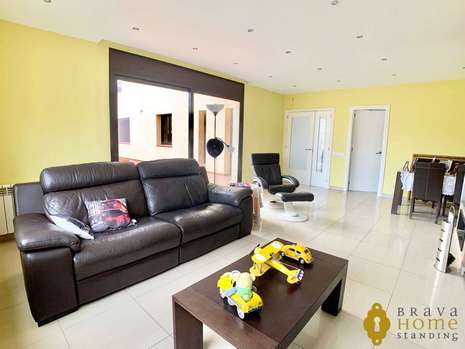 Beautiful house with pool and independent apartment, for sale in Empuriabrava