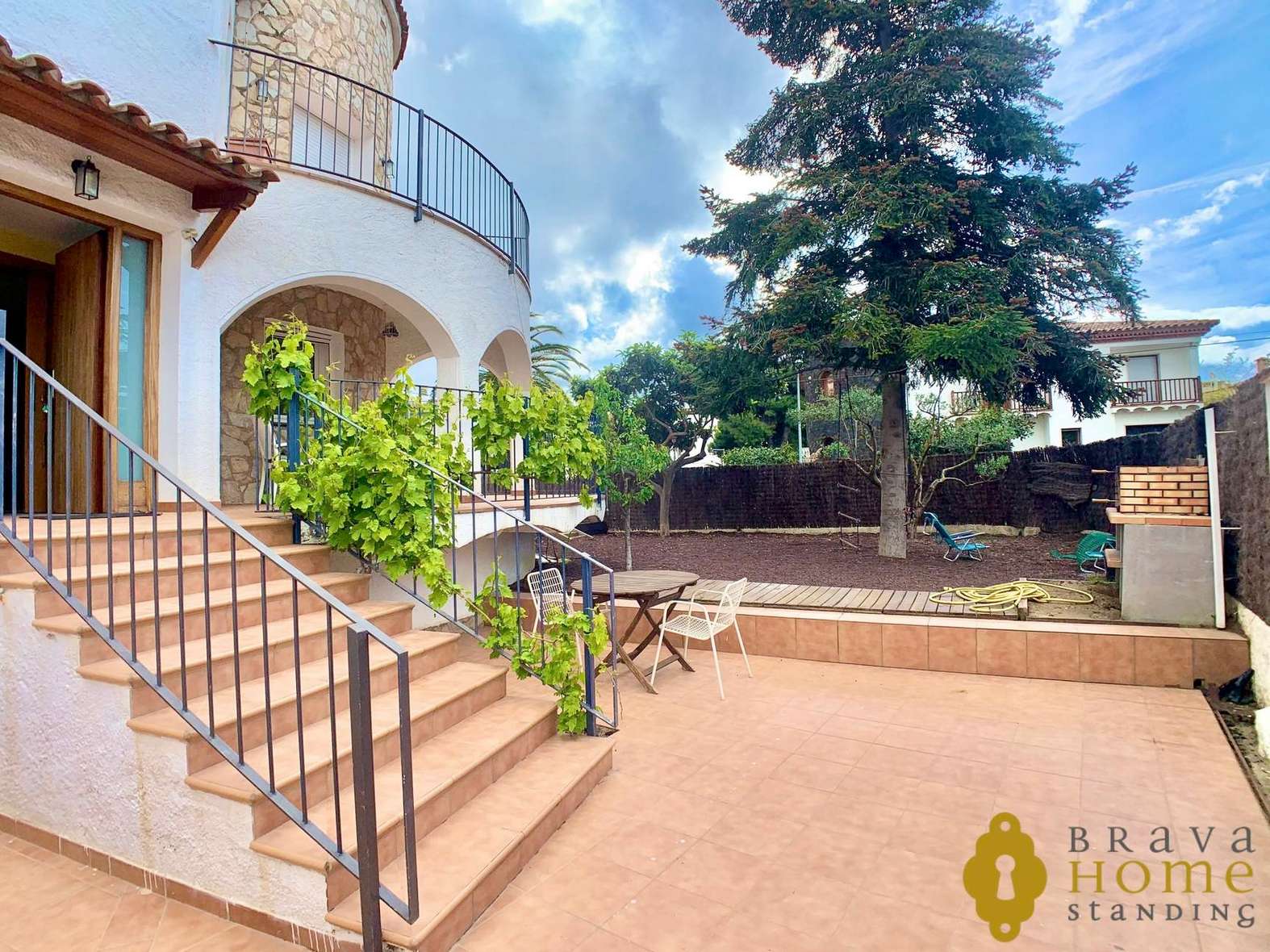 Bonita casa reformada cerca de la playa en venta en Empuriabrava