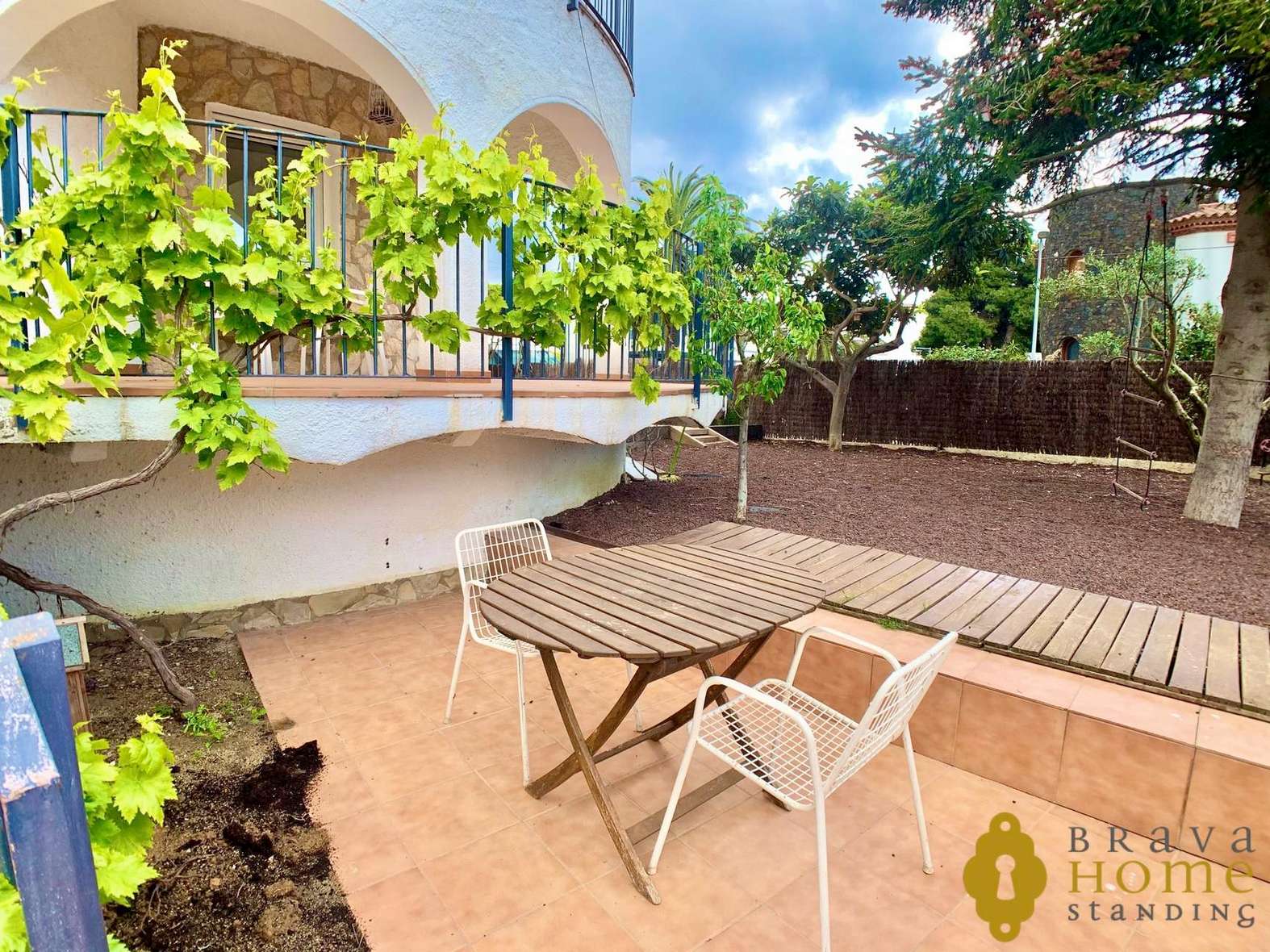 Bonita casa reformada cerca de la playa en venta en Empuriabrava