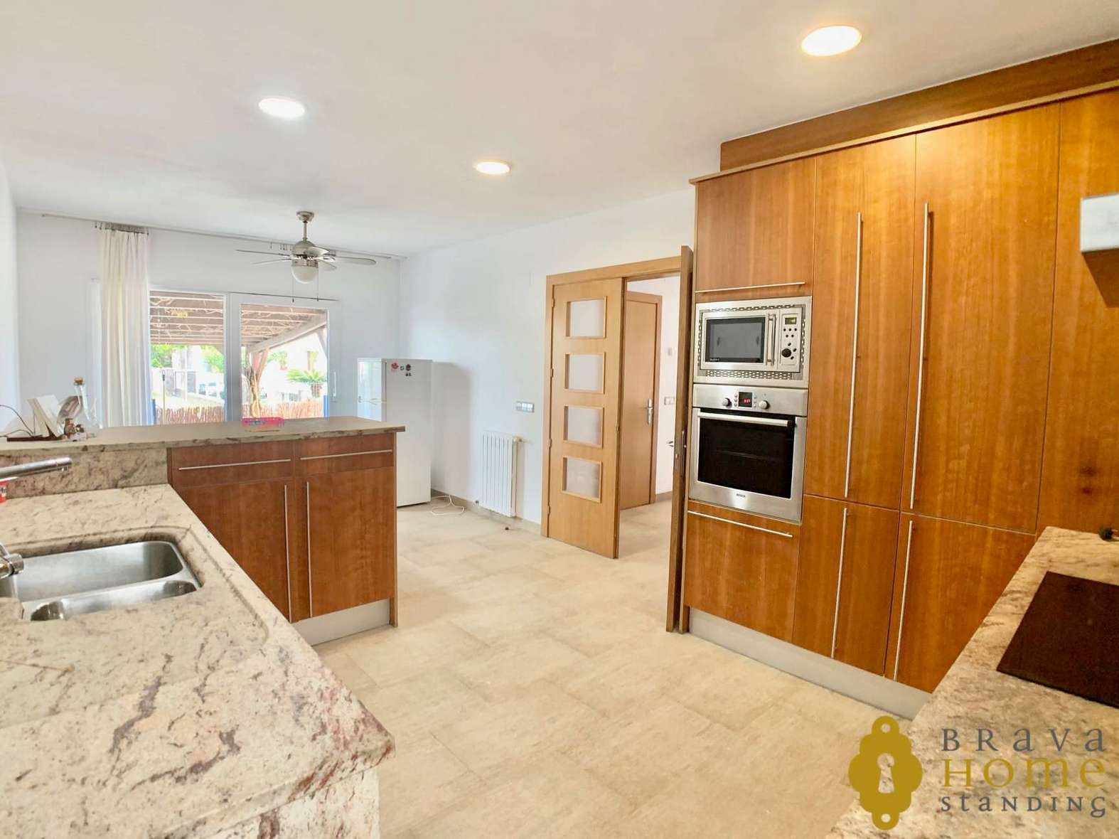 Bonita casa reformada cerca de la playa en venta en Empuriabrava