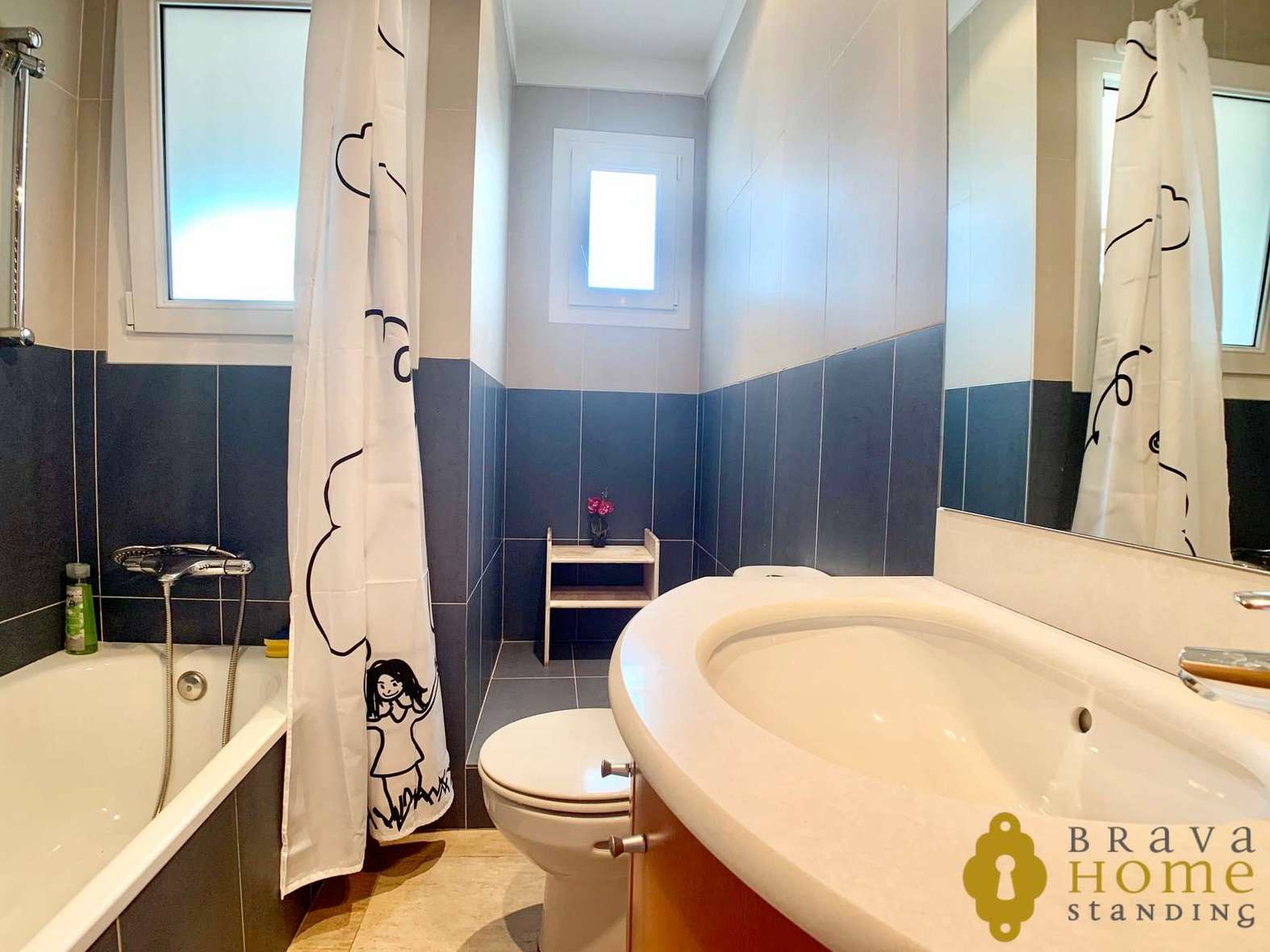 Bonita casa reformada cerca de la playa en venta en Empuriabrava