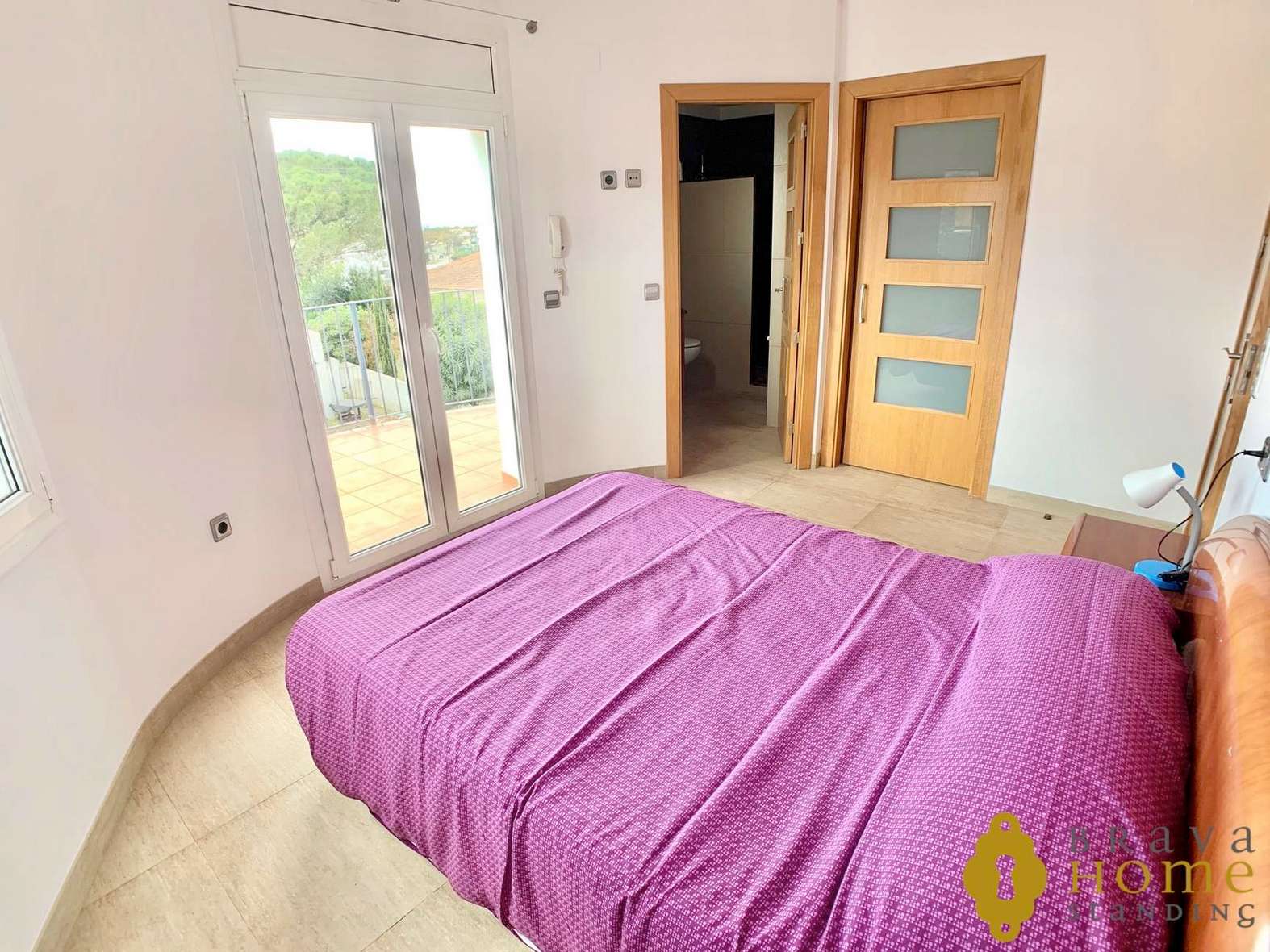 Bonita casa reformada cerca de la playa en venta en Empuriabrava