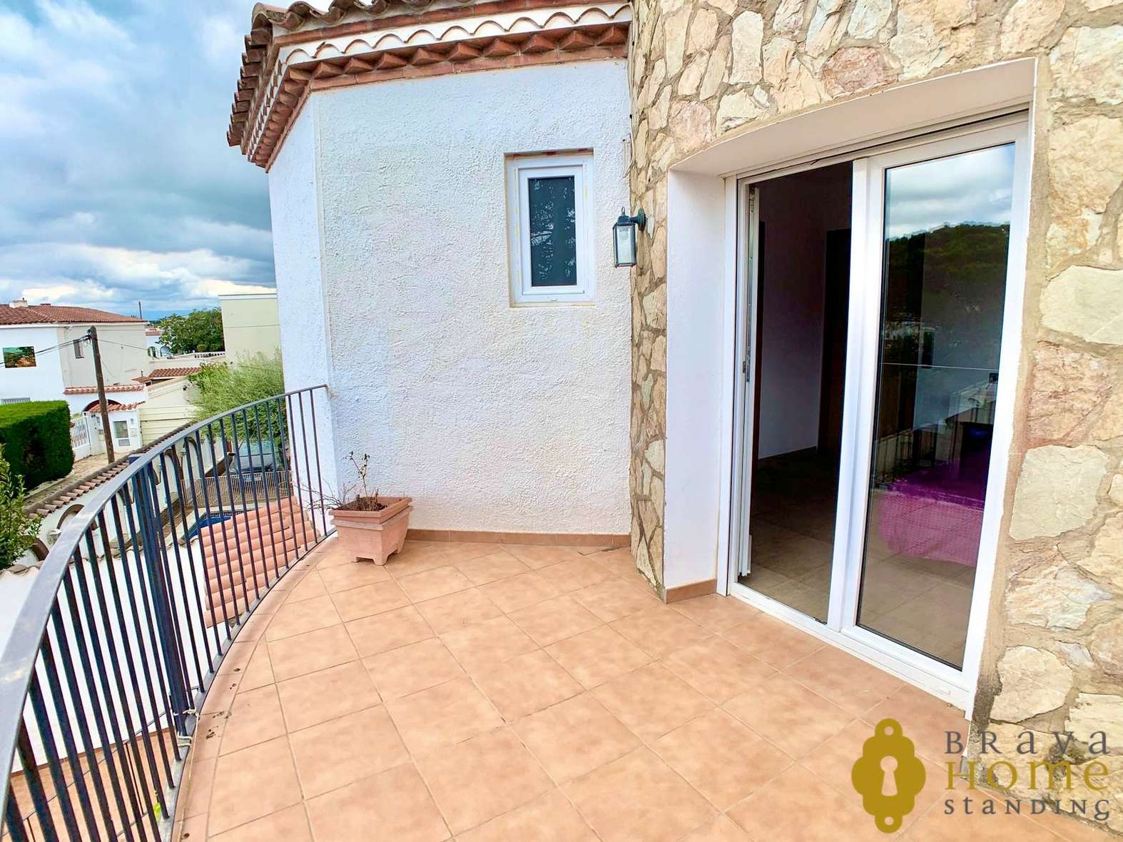 Bonita casa reformada cerca de la playa en venta en Empuriabrava