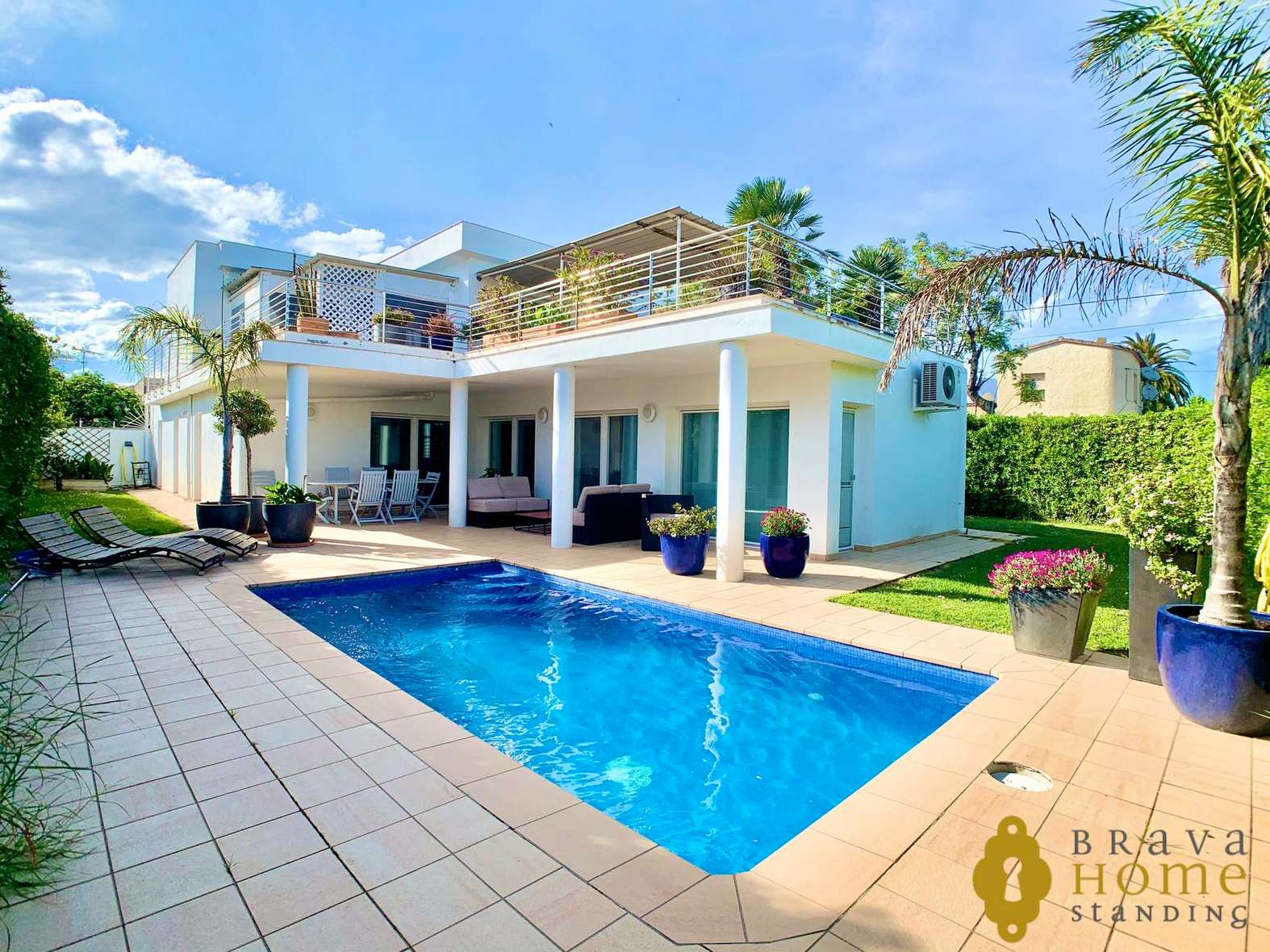 Magnificent villa with pool near the beach for sale in Empuriabrava