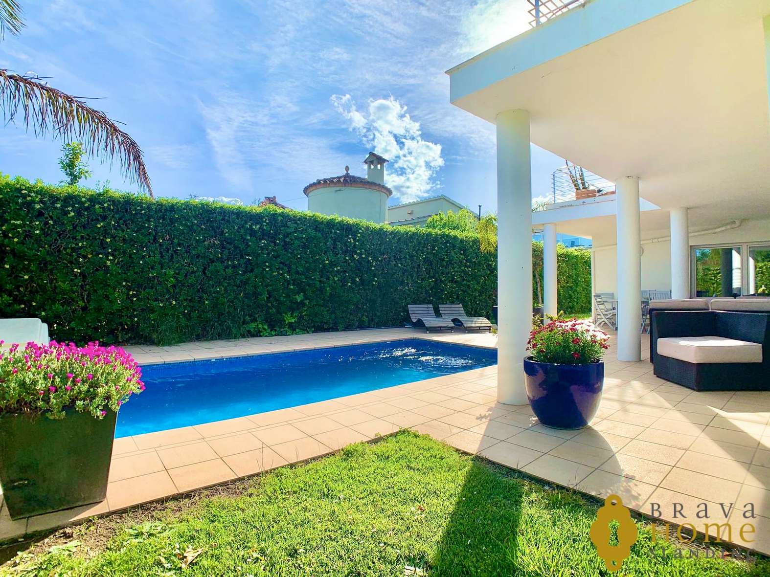 Magnificent villa with pool near the beach for sale in Empuriabrava