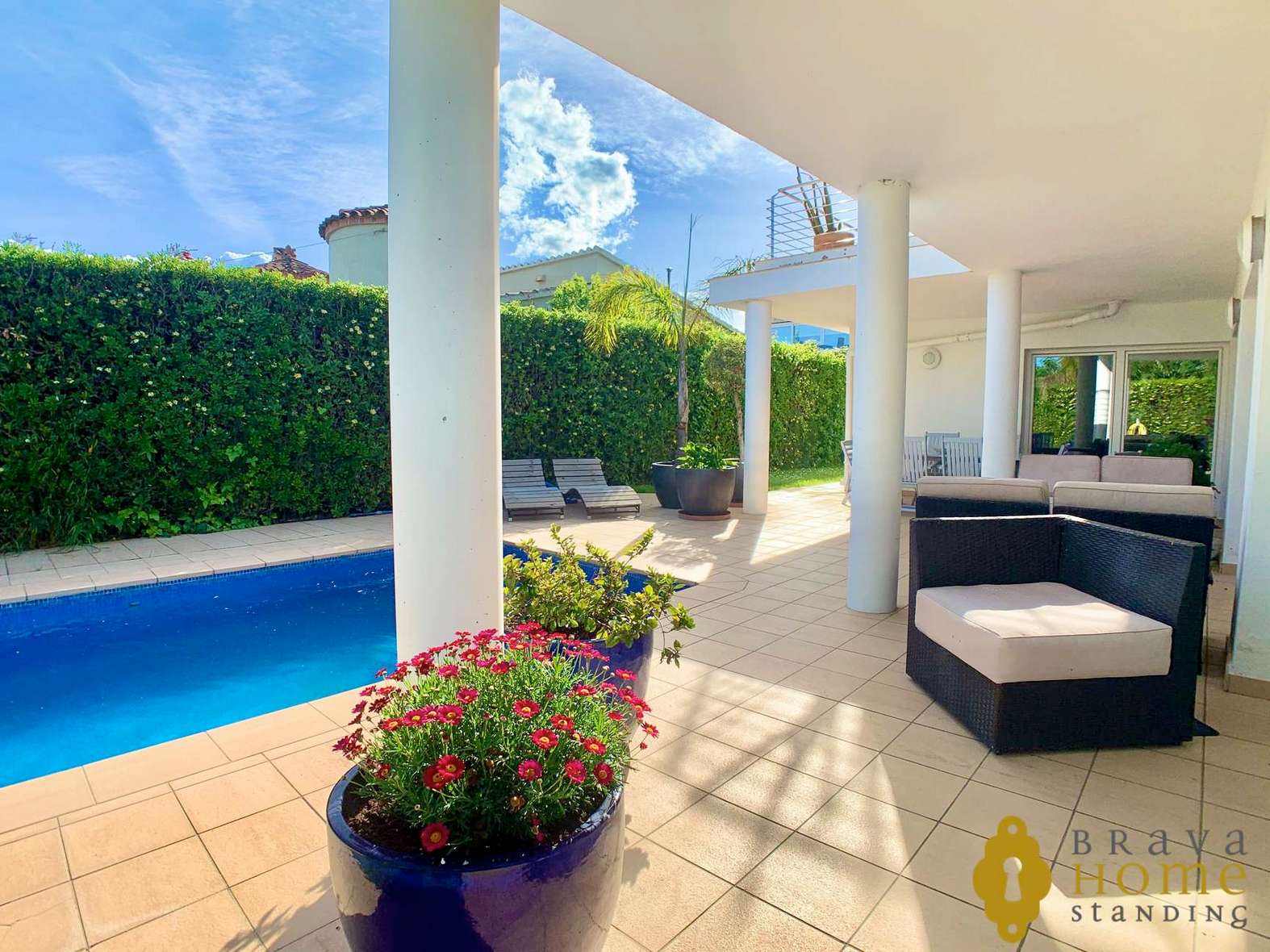 Magnificent villa with pool near the beach for sale in Empuriabrava