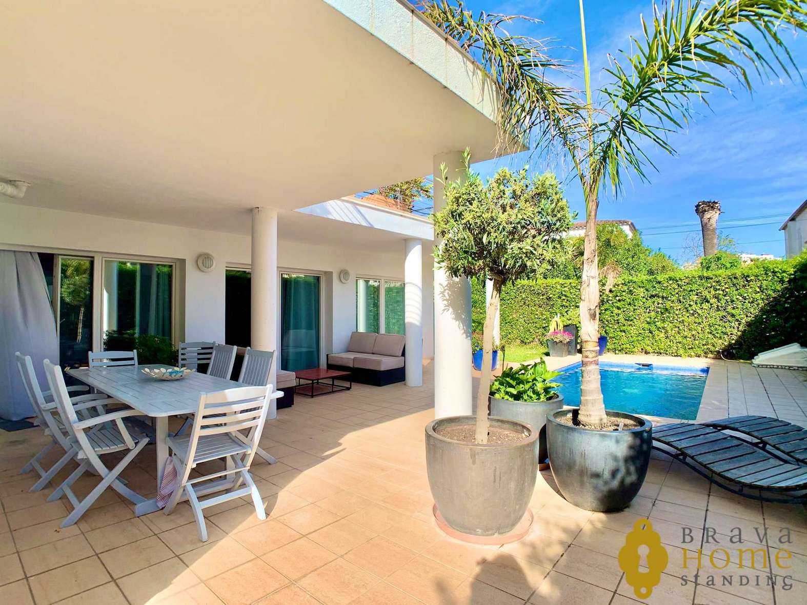 Magnificent villa with pool near the beach for sale in Empuriabrava