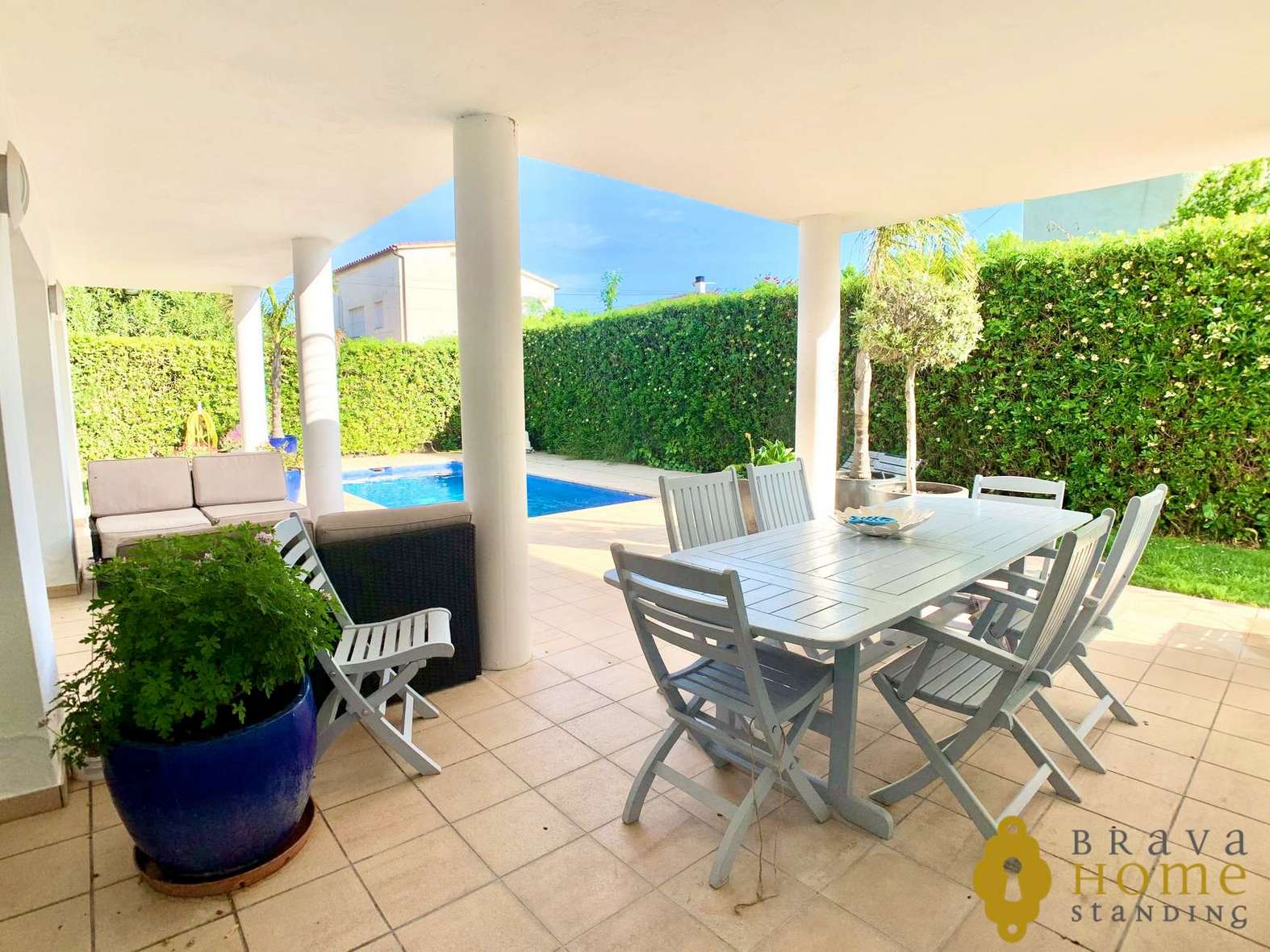 Magnificent villa with pool near the beach for sale in Empuriabrava