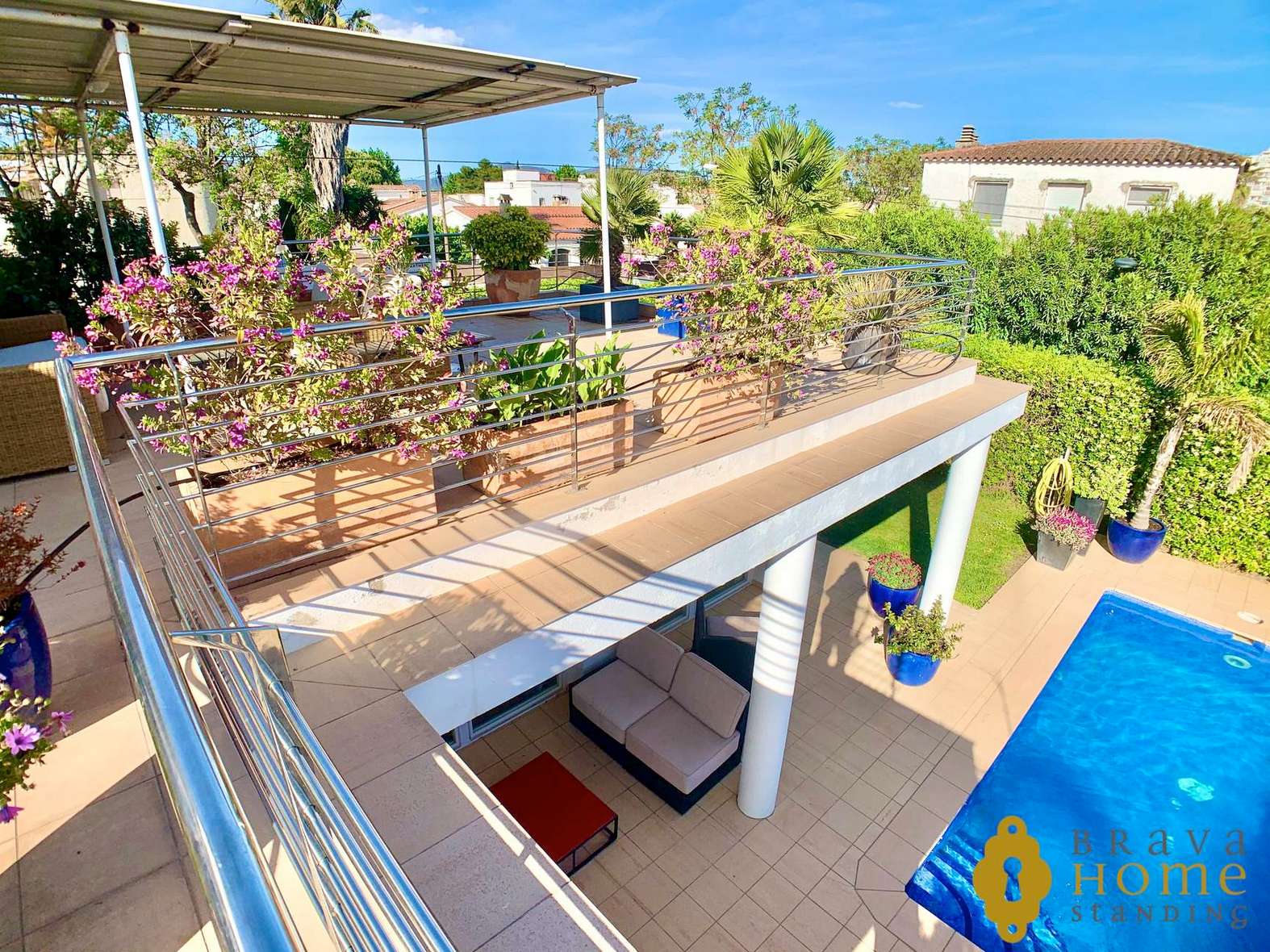 Magnificent villa with pool near the beach for sale in Empuriabrava