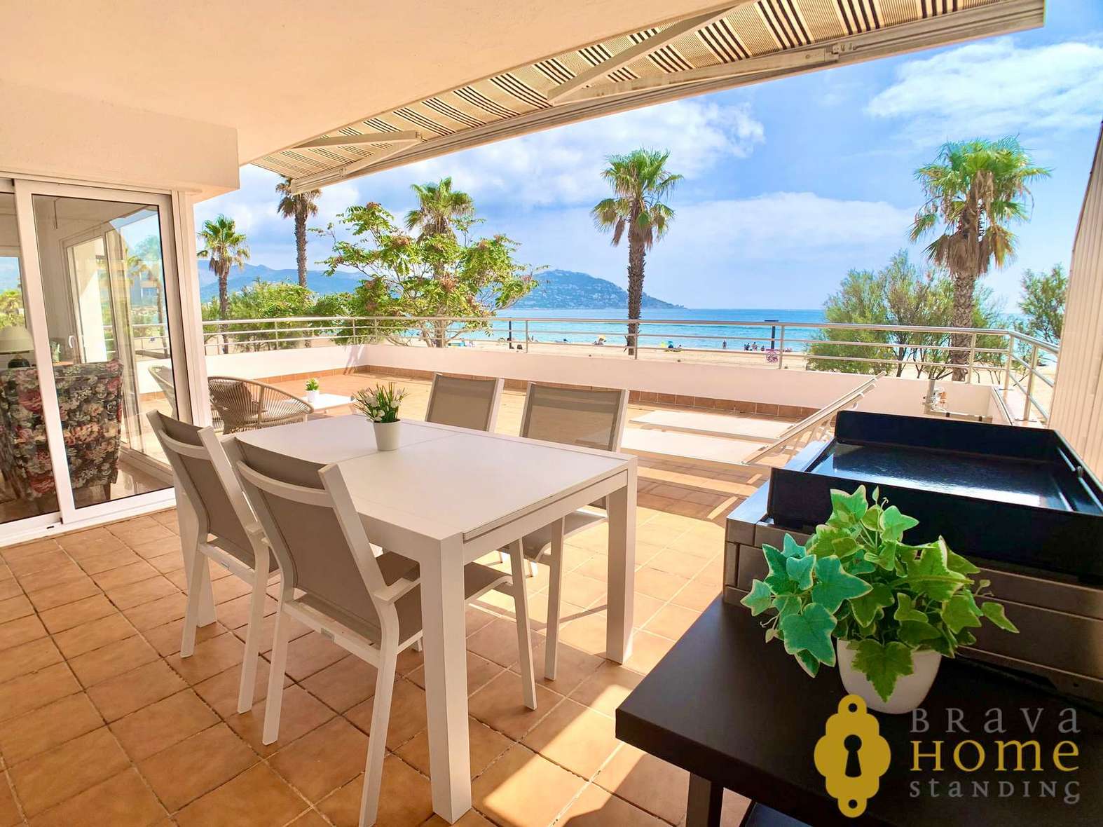 Magnificent apartment in 1st line of the sea with a terrace of 76m2 for sale in Santa Margarita