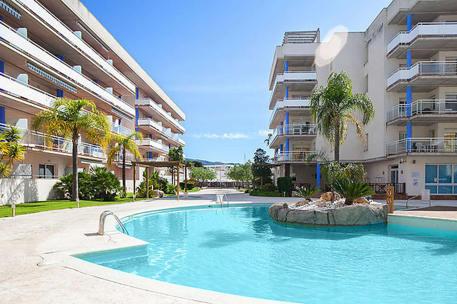 Bonic apartament amb terrassa sud en una preciosa residencia amb piscina comunitària