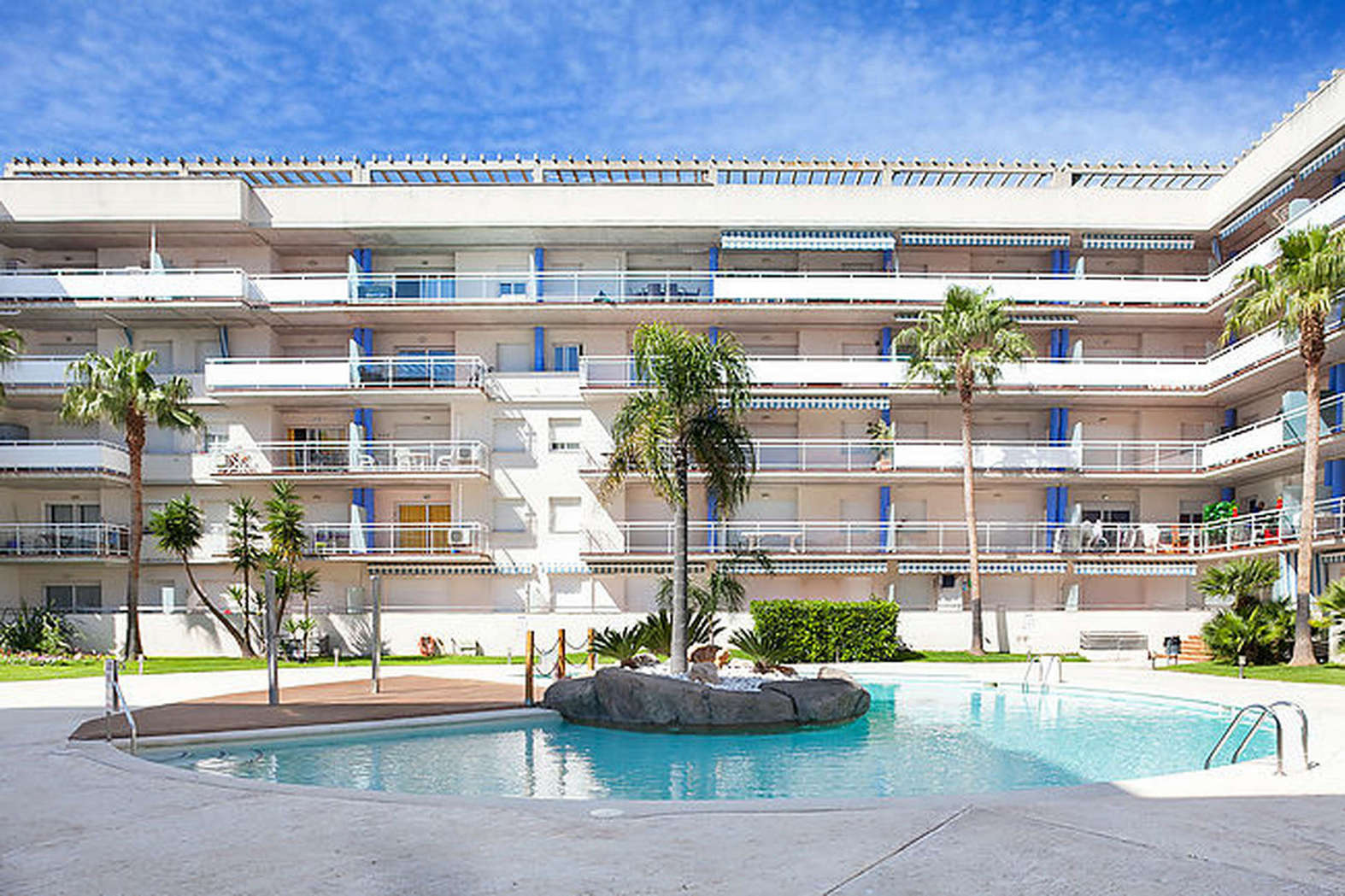 Bonito apartamento con terraza sur en una preciosa residencia con piscina comunitaria