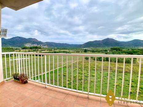 Duplex apartment with mountain views in Rosas