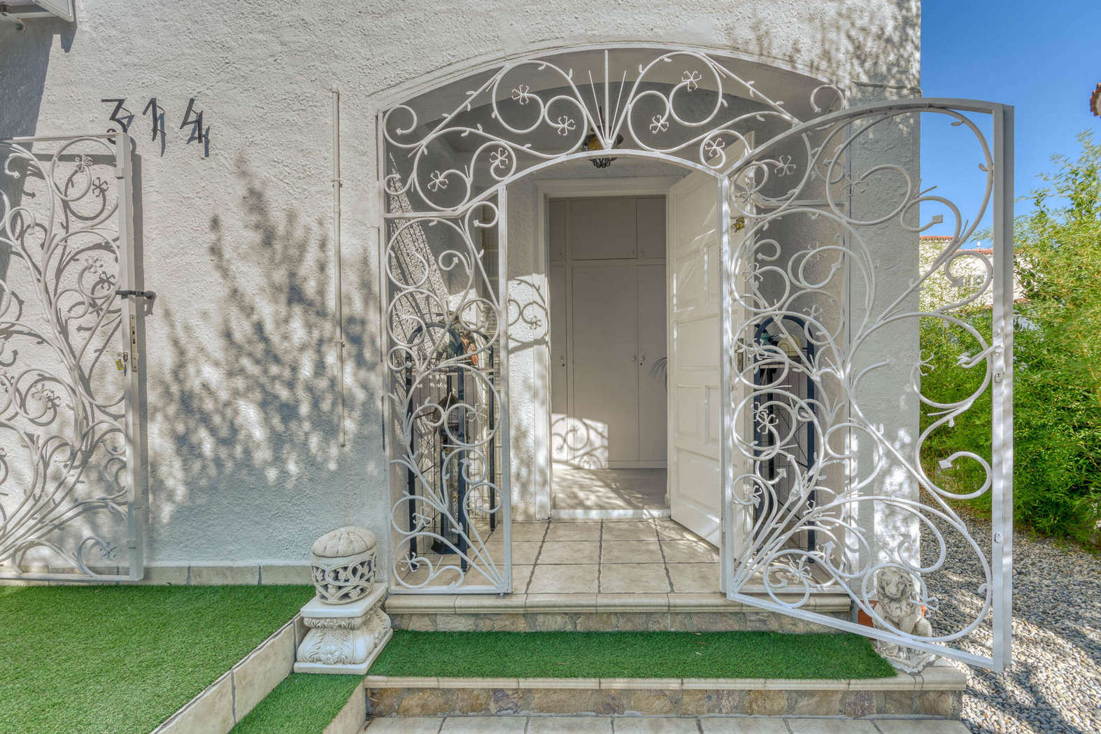 Casa amb piscina en un sector tranquil en venda a Empuriabrava