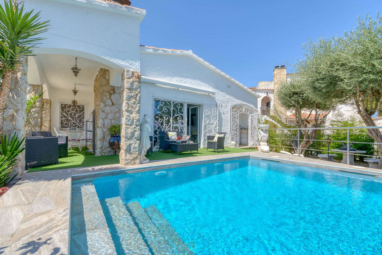 Casa amb piscina en un sector tranquil en venda a Empuriabrava