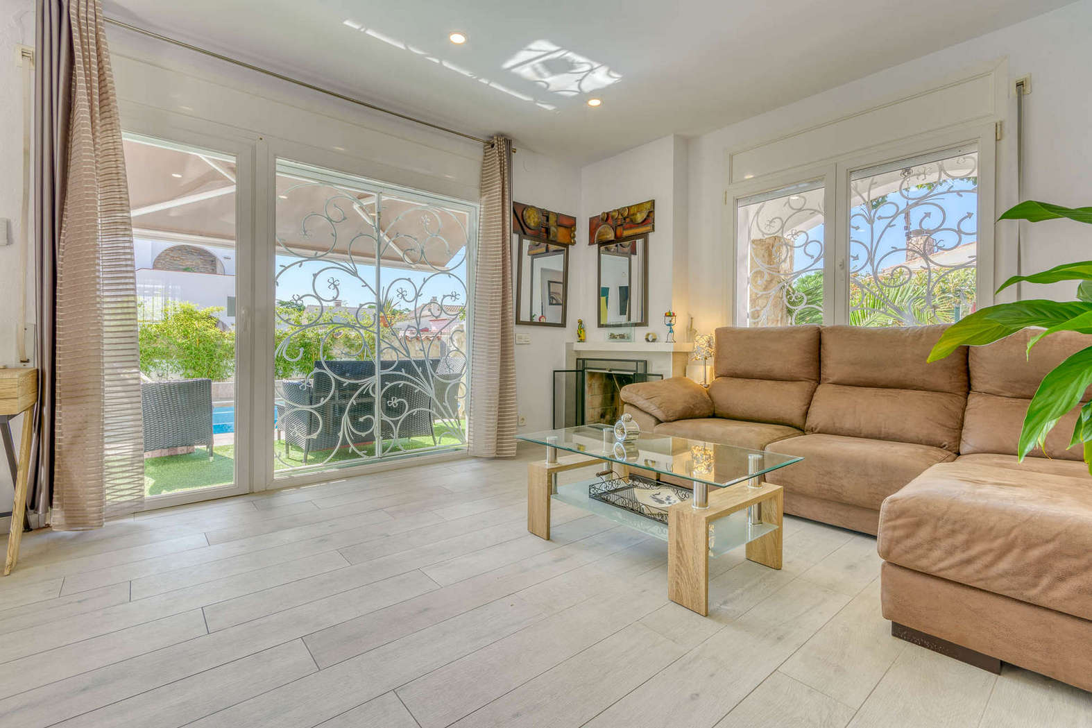 Casa amb piscina en un sector tranquil en venda a Empuriabrava