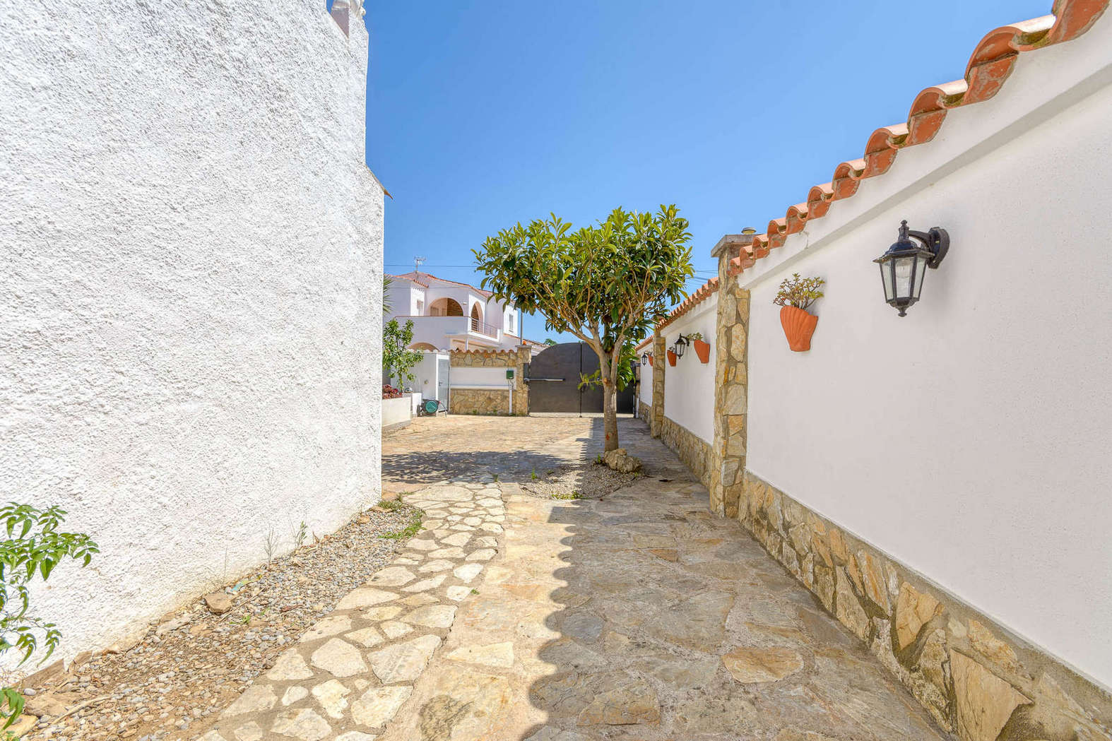 Maison avec piscine dans un secteur calme, en vente à Empuriabrava