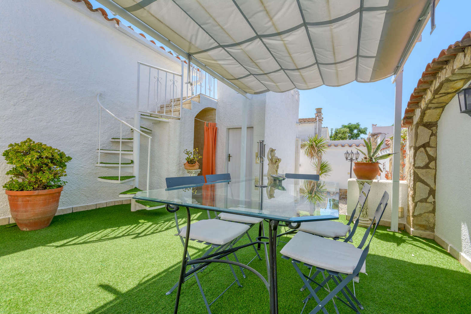 House with pool in a quiet area for sale in Empuriabrava