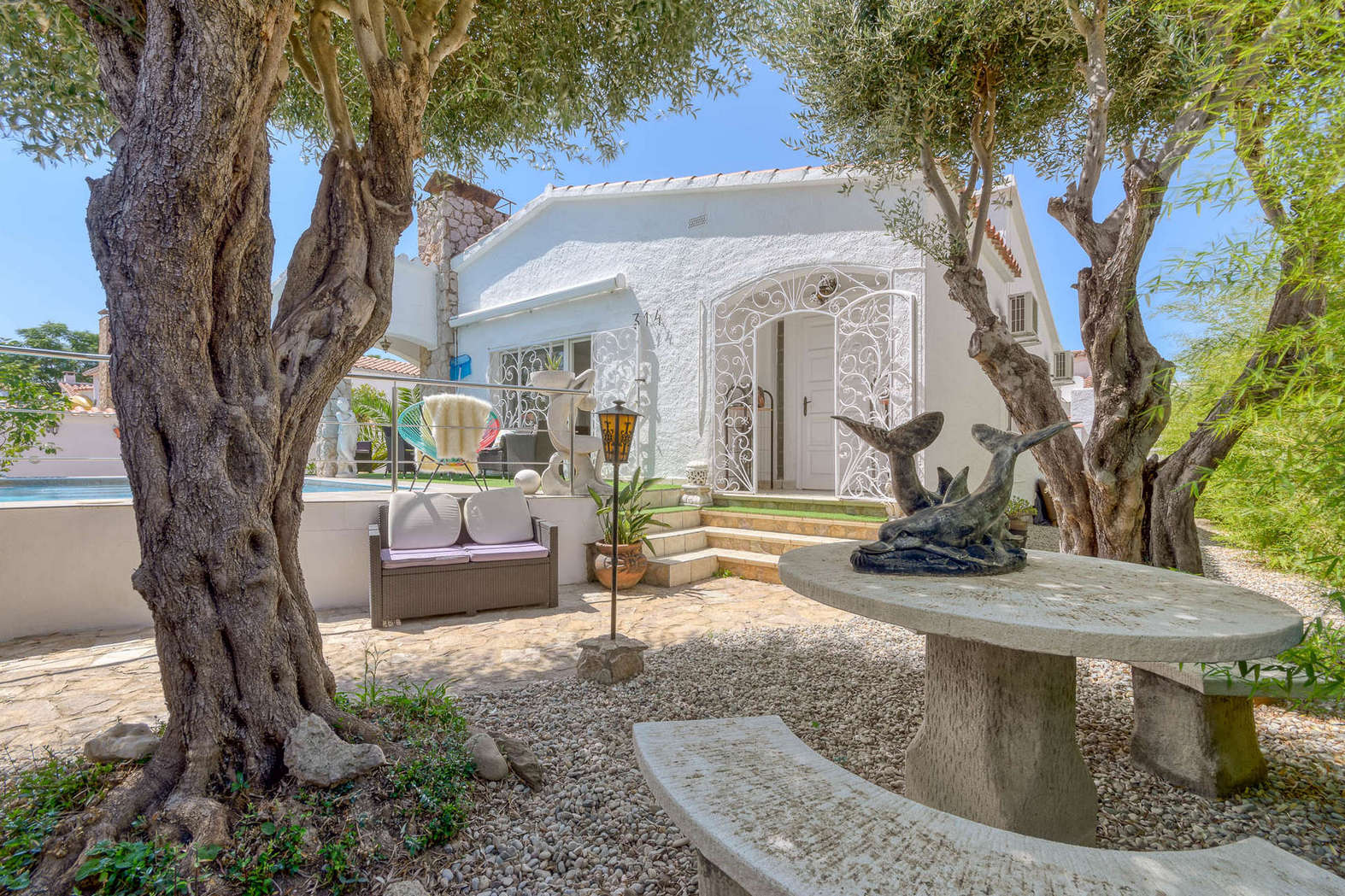 Casa amb piscina en un sector tranquil en venda a Empuriabrava