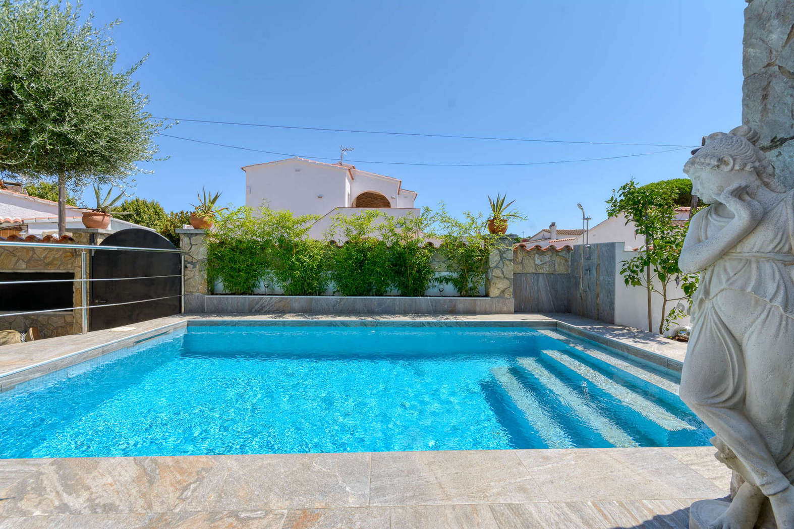 Maison avec piscine dans un secteur calme, en vente à Empuriabrava