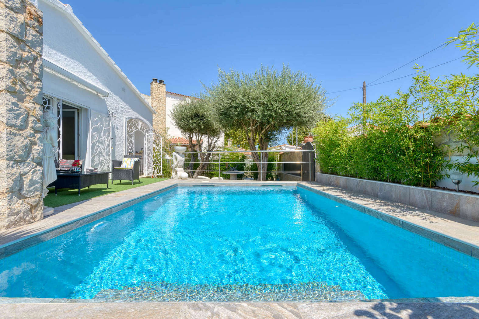 Casa amb piscina en un sector tranquil en venda a Empuriabrava