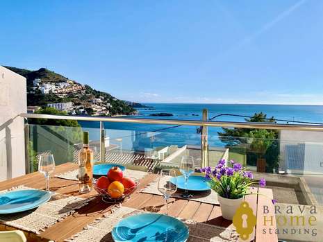 Beautiful apartment with sea view and parking for sale in Rosas - Canyelles