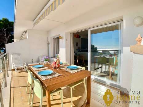 Precioso apartamento con vistas al mar y parking en venta en Rosas - Canyelles