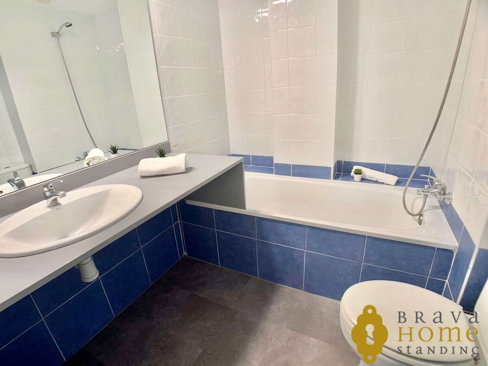 Bonic apartament amb terrassa sud en una preciosa residencia amb piscina comunitària