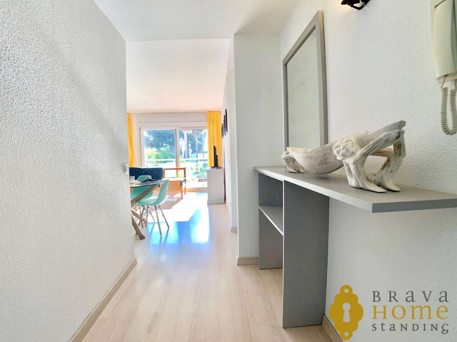 Bonic apartament amb terrassa sud en una preciosa residencia amb piscina comunitària