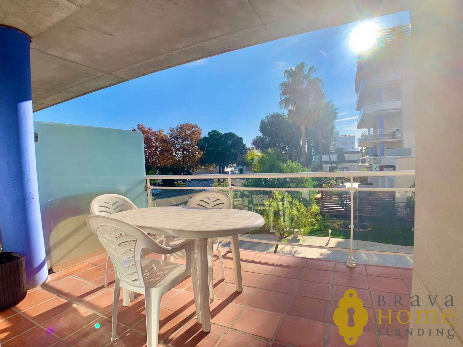 Bonic apartament amb terrassa sud en una preciosa residencia amb piscina comunitària