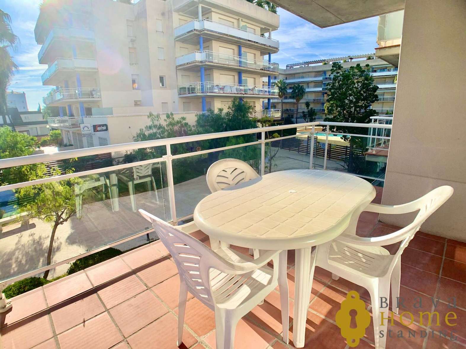 Bonic apartament amb terrassa sud en una preciosa residencia amb piscina comunitària