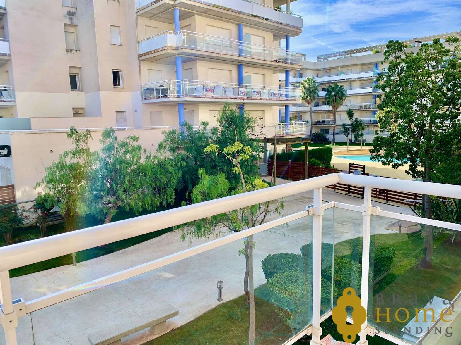 Bonic apartament amb terrassa sud en una preciosa residencia amb piscina comunitària
