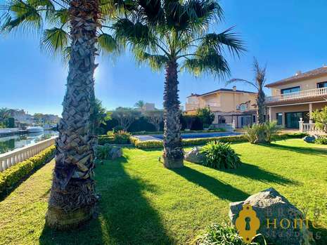 Luxurious villa with 25m mooring on a wide canal for sale in Empuriabrava